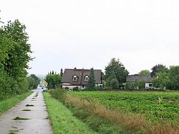 Der Schmiedsgraben im bestehenden Wohngebiet geht in einen Feldweg über. Westlich (rechts) und östlich (links) davon soll sich das neue Baugebiet erstrecken.  Foto: Evi Seeger