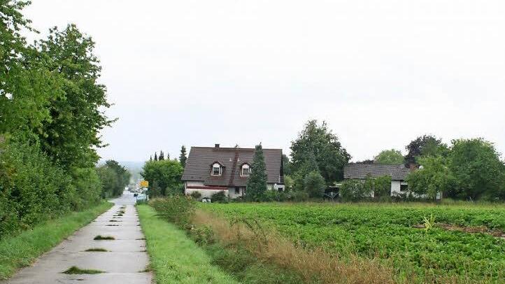 Der Schmiedsgraben im bestehenden Wohngebiet geht in einen Feldweg über. Westlich (rechts) und östlich (links) davon soll sich das neue Baugebiet erstrecken.  Foto: Evi Seeger