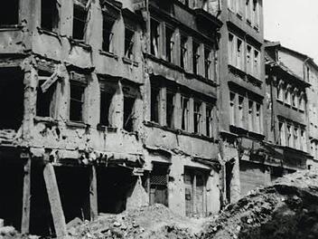 Die zerstörten Häuser Theatergasse 3a, 4, 5 und Salzmarkt 1. Foto: Karl F. Borneff (Stadtarchiv.