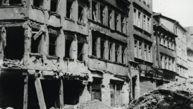 Die zerstörten Häuser Theatergasse 3a, 4, 5 und Salzmarkt 1. Foto: Karl F. Borneff (Stadtarchiv.