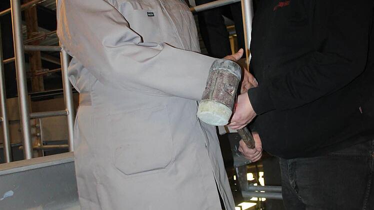 Der Geschäftsführer von Gerresheimer Tettau, Bernd Hörauf (links) und Projektleiter Maik Rosemann beim Einschlagen des Schlusssteines beim Wannenbau  Foto: Veronika Schadeck