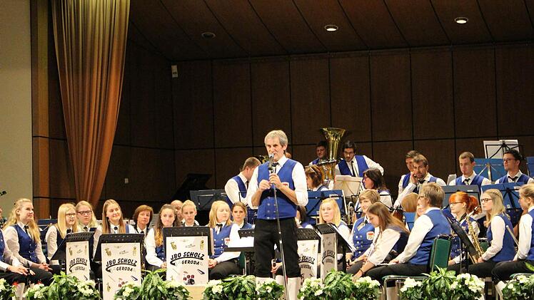 Der Dirigent Joachim Scholz und seine Musiker harmonierten zusammen und nahmen das Publikum mit durch einen buntgemischten Abend aus Pop, Rock, Operette, Marschmusik, Polka und bayerischen Bläserklängen. Foto: Julia Raab