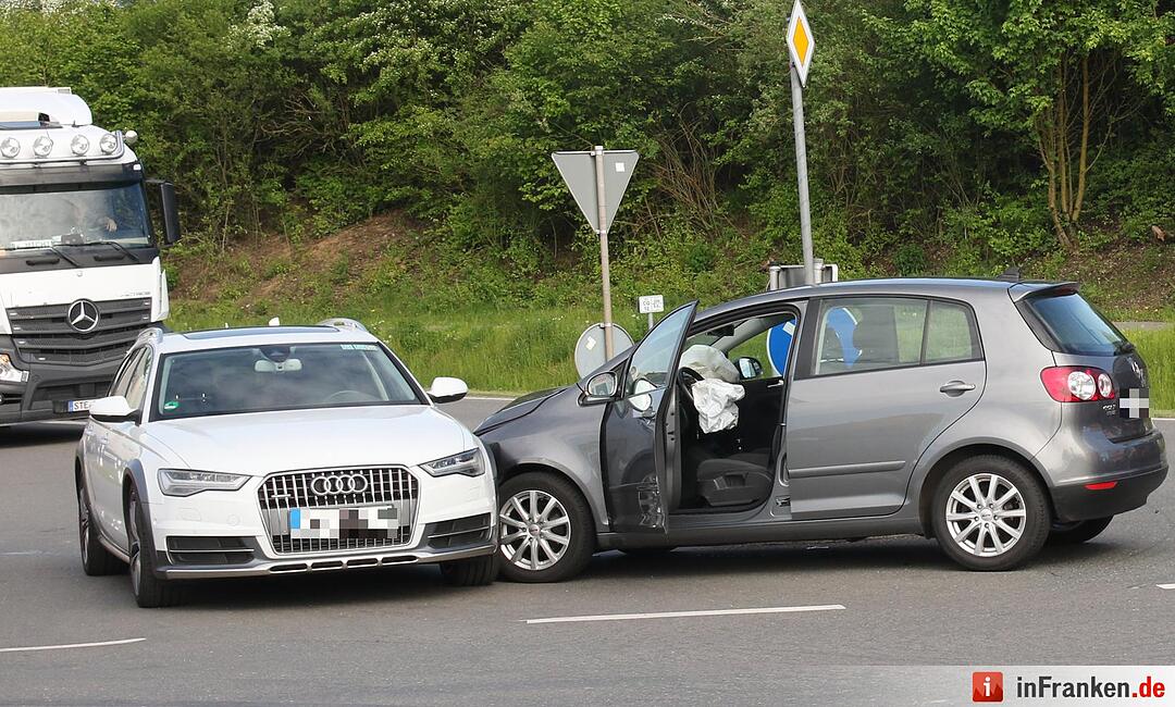 Kreis Coburg: Drei Verletzte und 30.000 Euro Sachschaden nach Vorfahrtsverletzung