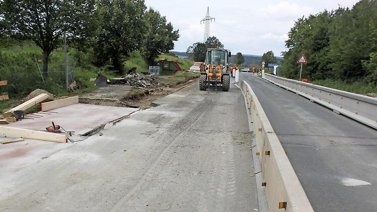 Gesperrt ist ab sofort die Brücke über die A 73 an der Anschlussstelle Ebensfeld/Kutzenberg.  Foto: Matthias Einwag