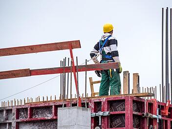 1200 Euro Baukindergeld und endlich eine versch&auml;rfte Mietpreisbremse  sollen den Wohnraummarkt entlasten. Experten glauben nicht, dass das viel hilft. Archivbild. Foto: Alexander Heinl/dpa