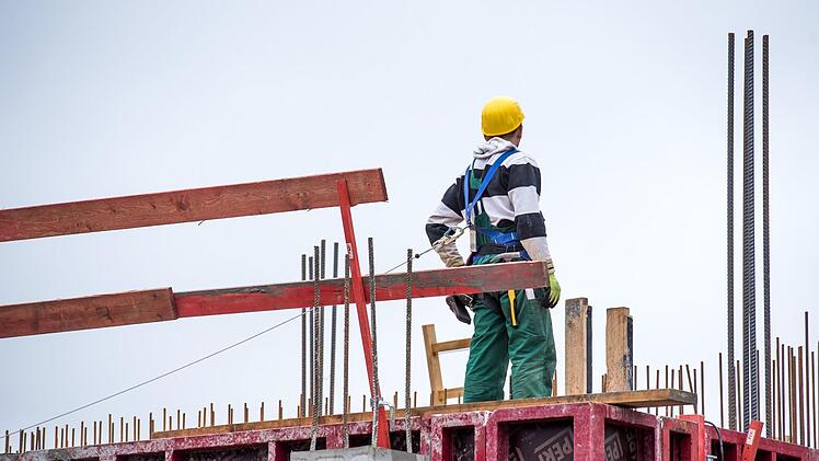1200 Euro Baukindergeld und endlich eine versch&auml;rfte Mietpreisbremse  sollen den Wohnraummarkt entlasten. Experten glauben nicht, dass das viel hilft. Archivbild. Foto: Alexander Heinl/dpa
