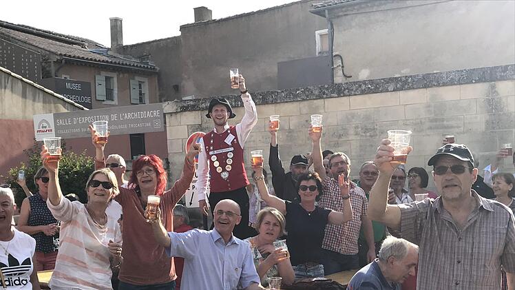 Beste Freunde: Allen Grund zum Anstoßen haben die Delegation aus den Haßbergen gemeinsam mit ihren französischen Gastgebern. Es lebe die deutsch-französische Partnerschaft zwischen den beiden Städten Eltmann und Saint Paul Trois Châteaux!Moni Göhr/Landratsamt Haßberge