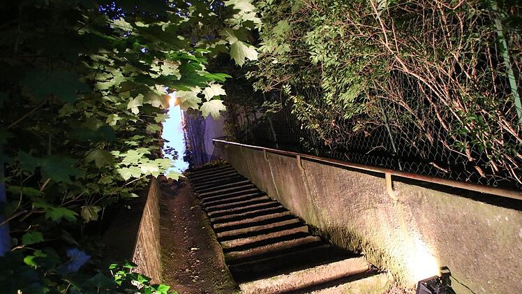 Auch die Treppe vom Brunnenplatz hinauf zum oberen Dorf wird angestrahlt.Matthias Einwag