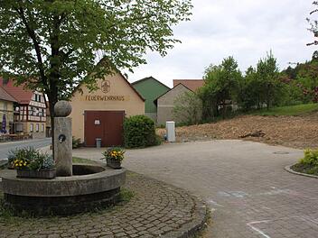 Das Feuerwehrhaus in Unterbrunn wird weggerissen. Auf dem Platz rechts daneben wird ab Herbst das neue Dorfgemeinschaftshaus mit Feuerwehrstellplatz entstehen.Matthias Einwag