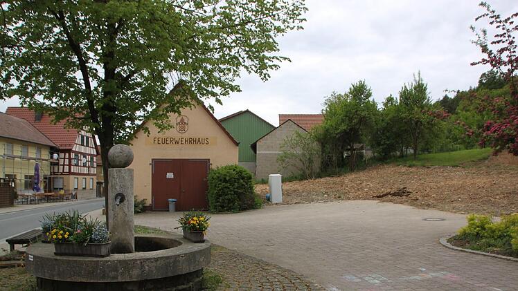 Das Feuerwehrhaus in Unterbrunn wird weggerissen. Auf dem Platz rechts daneben wird ab Herbst das neue Dorfgemeinschaftshaus mit Feuerwehrstellplatz entstehen.Matthias Einwag