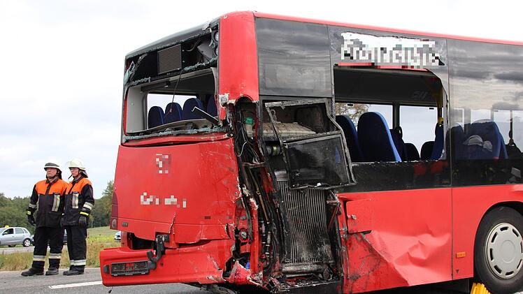 Schwerer Unfall am Freitagvormittag (14. September 2018) zwischen Mitwitz und Kaltenbrunn. Ein Milchlaster war in einen Linienbus gekracht. Foto: Andreas Schmitt