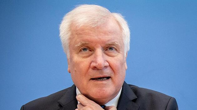 Die Umfragewerte der CSU sind nicht gut - es droht eine Wahlschlappe trotz eines Sieges. Was bedeutet das f&uuml;r Bundesinnenminister Horst Seehofer? Tritt er nach der Wahl zur&uuml;ck? Foto: Kay Nietfeld/dpa