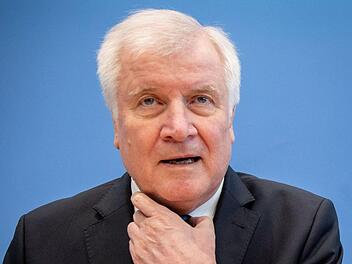 Die Umfragewerte der CSU sind nicht gut - es droht eine Wahlschlappe trotz eines Sieges. Was bedeutet das für Bundesinnenminister Horst Seehofer? Tritt er nach der Wahl zurück? Foto: Kay Nietfeld/dpa