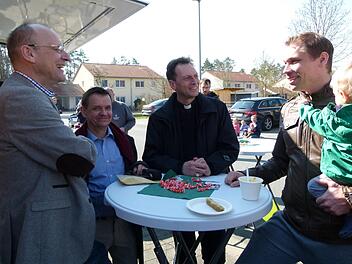 Caritas-Geschäftsführer Peter Ehmann (links) und Weihbischof Herwig Gössl kamen mit Nachbarn des Ankerzentrums ins Gespräch. Foto: Marion Krüger-Hundrup