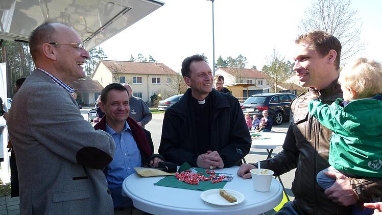 Caritas-Geschäftsführer Peter Ehmann (links) und Weihbischof Herwig Gössl kamen mit Nachbarn des Ankerzentrums ins Gespräch. Foto: Marion Krüger-Hundrup