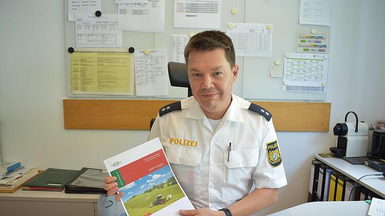 Der Polizist Christoph Reh, der das verletzte Kitz in  Neunkirchen gefunden hatte, mit einem Mäh-Knigge Foto: petra Malbrich