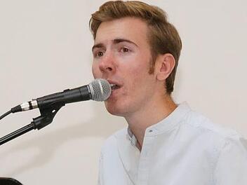 Erik Konietzko bei seinem Auftritt im evangelischen Gemeindehaus Fotos: Mario Deller
