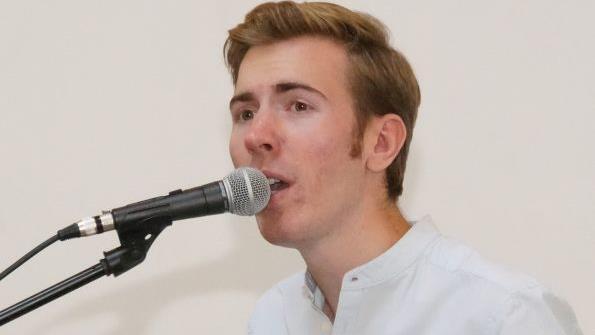 Erik Konietzko bei seinem Auftritt im evangelischen Gemeindehaus Fotos: Mario Deller