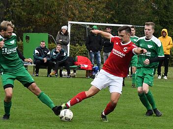 Praktisch zeitgleich kommen Simon Knobling vom FC WMP Lauertal II (links) und Bad Brückenaus Florian Jakobsche an den Ball -  und halten dennoch eine Art Sicherheitsabstand zueinander. Foto: Hopf