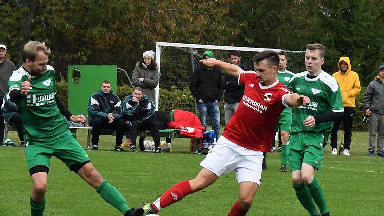 Praktisch zeitgleich kommen Simon Knobling vom FC WMP Lauertal II (links) und Bad Brückenaus Florian Jakobsche an den Ball -  und halten dennoch eine Art Sicherheitsabstand zueinander. Foto: Hopf