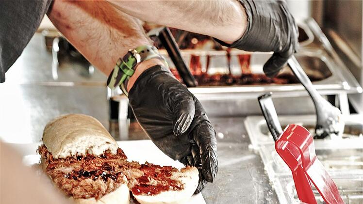Baguettes mit Pulled Pork ist nur eine von vielen Spezialitäten beim Foodtruck-Festival im Luitpoldbad.Miguel Ortega