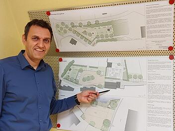 Bürgermeister Jörg Neubauer freut sich über Fortschritte der Planungen für die Dorferneuerung Hummendorf, die außer dem Ausbau der Kreisstraße 5 mit Gehsteig auch den Platz am ehemaligen Bahngelände und die Verschönerung des Kindergarten- und Kirchvorplatzes vorsieht.   K.-H. Hofmann