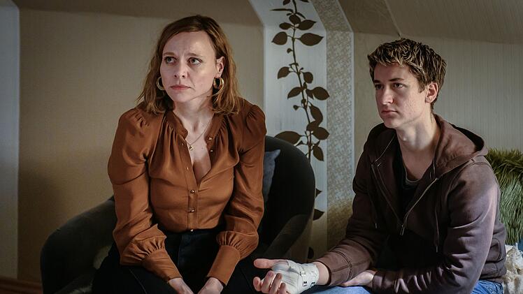 Eigentlich h&auml;tten alle ausw&auml;rtigen G&auml;ste Ostfriesland wegen der Pandemie-Ma&szlig;nahmen l&auml;ngst verlassen m&uuml;ssen. Doch Anke Reiter (Nadja Becker) ist nicht abgereist, sondern versteckt sich in ihrer Ferienwohnung unter dem Dach der Wewes. Zu deren Sohn Niklas (Juri Winkler) hat sie eine freundschaftliche Beziehung aufgebaut.