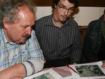 Max und Christoph Graß sowie Monika Müller (von links) studieren die Ortspläne der Marktgemeinde Marktschorgast. Alle drei kämpfen für ein Nahwärmenetz und sehen eine solche Gemeinschaftsanlage als Chance. Foto: Sonja Adam