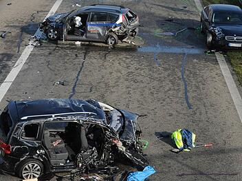 Nach einem Unfall stehen am 18.11.2012 beschädigte Fahrzeuge auf der Autobahn A5 bei Offenburg (Baden-Württemberg). Der 20 Jahre alte Geisterfahrer, der den Unfall mit sechs Toten verursacht hat, war betrunken. Archivfoto: Patrick Seeger/dpa