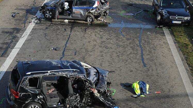 Nach einem Unfall stehen am 18.11.2012 beschädigte Fahrzeuge auf der Autobahn A5 bei Offenburg (Baden-Württemberg). Der 20 Jahre alte Geisterfahrer, der den Unfall mit sechs Toten verursacht hat, war betrunken. Archivfoto: Patrick Seeger/dpa
