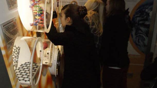 Der Nano-Truck ermunterte Schüler zur Experimenten.