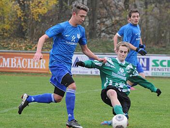 Mit einer Grätsche setzt sich Yannick Haase von der JFG Saaletal gegen den Münnerstädter Sebastian Geyer zur Wehr, beobachtet von TSV-Kicker Islam Ibragimov.  Foto: Hopf