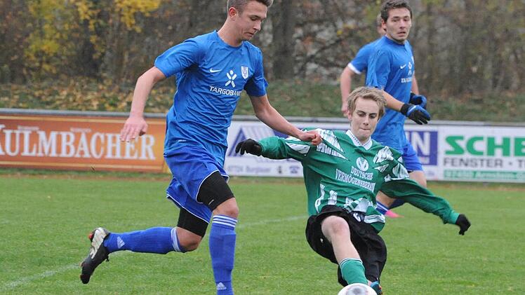 Mit einer Grätsche setzt sich Yannick Haase von der JFG Saaletal gegen den Münnerstädter Sebastian Geyer zur Wehr, beobachtet von TSV-Kicker Islam Ibragimov.  Foto: Hopf