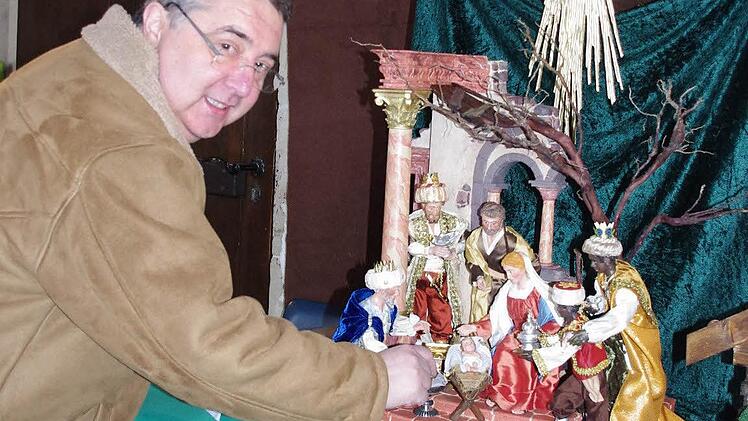 Alfred Schmitt aus Zeyern baute seine Krippe im neapolitanischen Stil. Er formte seine Figuren in Ton und ihre Kleidung nähte er mit der Hand. Das Gebäude schuf er aus Sperrholz, das er mit Krippenmörtel überzog und mit dem Pinsel marmorierte.  Fotos: Heike Schülein