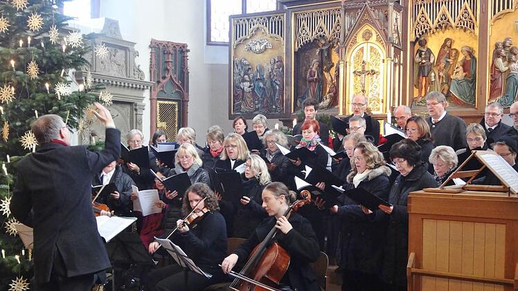 Mit der Mozartmesse gelang dem Laurentiuschor eine feierliche Ausgestaltung der Weihnachtsmesse in Ebern. Die Leitung hatte Dekanatskirchenmusiker Wolfgang Schneider (links).  Foto: Johanna Eckert