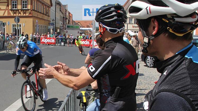 Maxi und Karlheinz Spahn (von rechts) feuern einen Radsportler an. Der macht sich gerade warm auf der Hauptstraße. Später rauschten hier die Radprofis im Zeitfahren dem Ziel entgegen.  Fotos: Klaus Schmitt