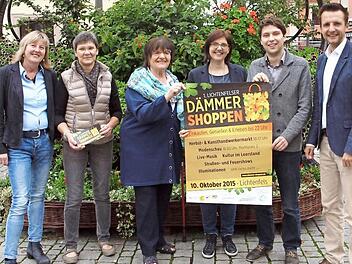 Susanne Mohnkorn, Marion Warmuth, Sieglinde Allgaier, Elke Sünkel, Citymanager Steffen Hofmann und Bürgermeister Andreas Hügerich (von links) machten bei einer Pressekonferenz auf die vielen Aktionen und Attraktionen des 1. Lichtenfelser "Dämmershoppens" aufmerksam. Foto: Thieret