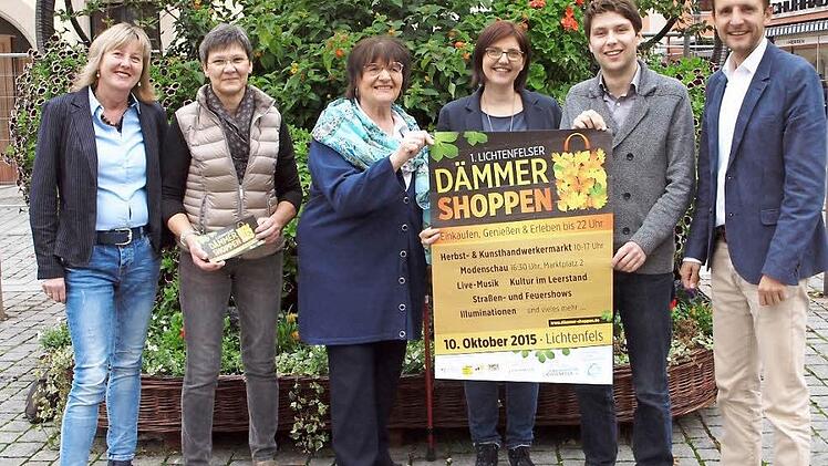 Susanne Mohnkorn, Marion Warmuth, Sieglinde Allgaier, Elke Sünkel, Citymanager Steffen Hofmann und Bürgermeister Andreas Hügerich (von links) machten bei einer Pressekonferenz auf die vielen Aktionen und Attraktionen des 1. Lichtenfelser "Dämmershoppens" aufmerksam. Foto: Thieret