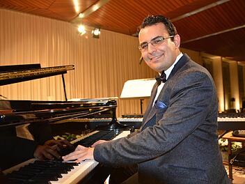 Joszef Banyak vor seinem ersten Auftritt: Er fühlt sich wohl in seiner neuen Wahlheimat Bad Brückenau  Foto: Staatliche Kurverwaltung Bad Brückenau