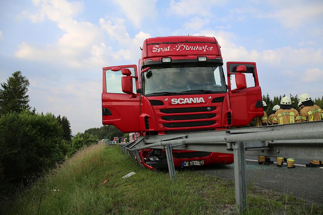 Unfall auf A9: Helfer retten bewusstlosen Lkw-Fahrer