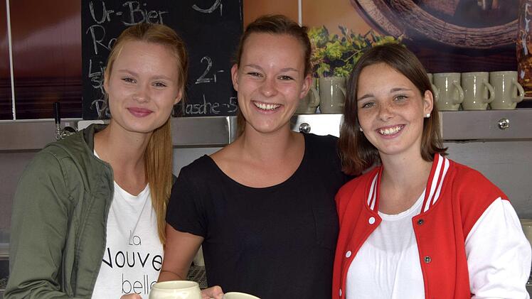 Pia, Ulla und Nadine (v.l.) schenken für die Frauendorfer Brauerei aus. Andreas Welz