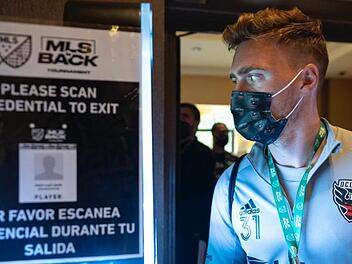 Mundschutz ist Pflicht: Julian Gressel bei der Ankunft in Florida. Im Walt Disney Ressort in Orlando trägt die Major League Soccer ein fünfwöchiges Turnier aus. Foto: D.C. United