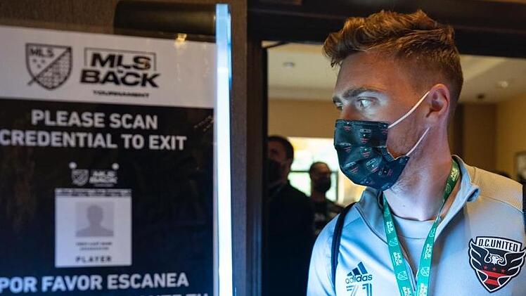 Mundschutz ist Pflicht: Julian Gressel bei der Ankunft in Florida. Im Walt Disney Ressort in Orlando trägt die Major League Soccer ein fünfwöchiges Turnier aus. Foto: D.C. United