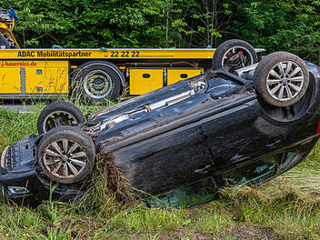 18-j&auml;hrige &uuml;berschl&auml;gt sich mit ihrem Auto