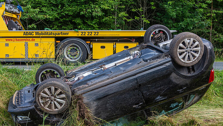 18-j&auml;hrige &uuml;berschl&auml;gt sich mit ihrem Auto