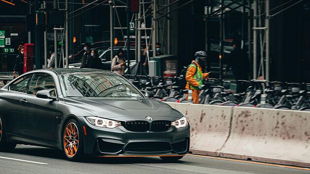 Illegales Autorennen in N&uuml;rnberg? "Hochmotorisierter  BMW" rast durch Stadt und baut Unfall