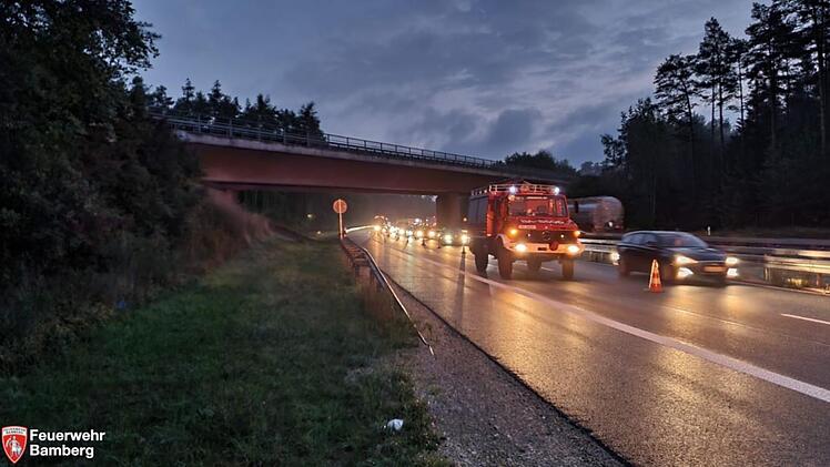 A73: LKW-Brand auf Autobahn bei Bamberg - Mehrere Kräfte im Einsatz
