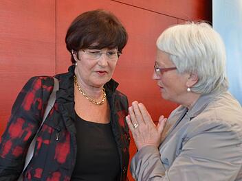 Die stellvertretenden Vorsitzende der CSU-Landtagsfraktion, Renate Dodell (r) unterhält sich am 26.04.2013 in München (Bayern), vor Beginn der Fraktionssitzung der CSU, mit der frühere Sozialministerin Christa Stewens (l). Stewens soll dem ehemalige CSU-Fraktionschef Schmid nachfolgen und CSU-Fraktionschefin im bayerischen Landtag werden. Schmid ist nach einer Debatte um die Beschäftigung seiner Ehefrau zurückgetreten. Foto: Peter Kneffel/dpa