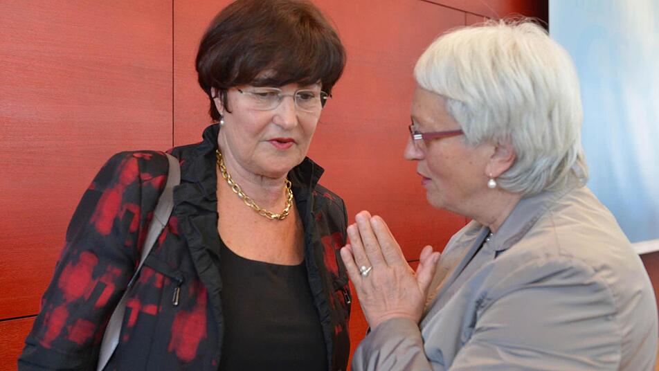 Die stellvertretenden Vorsitzende der CSU-Landtagsfraktion, Renate Dodell (r) unterhält sich am 26.04.2013 in München (Bayern), vor Beginn der Fraktionssitzung der CSU, mit der frühere Sozialministerin Christa Stewens (l). Stewens soll dem ehemalige CSU-Fraktionschef Schmid nachfolgen und CSU-Fraktionschefin im bayerischen Landtag werden. Schmid ist nach einer Debatte um die Beschäftigung seiner Ehefrau zurückgetreten. Foto: Peter Kneffel/dpa