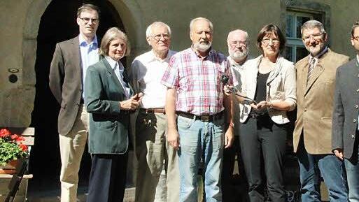 Die Eiserne Rose ging auch an den Förderverein des Gerätemuseums für ihr Engagement um die alte Schäferei (von links): Johannes von Erffa, Hella von Erffa, Ehrenvorsitzender Robert Reiter, Vorsitzender Wolfgang Dultz, 2. Ernst Kienel, Christine Heider, Michael Busch, Martin Finzel und Museumsleiter Lothar Hofmann.